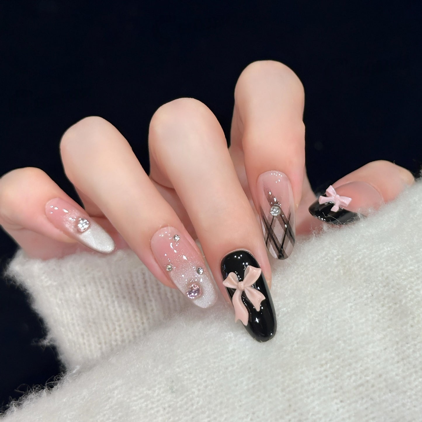 Künstliche Nagelspitzen mit Eleganten Schleifen und Glitzerdetails Brehn