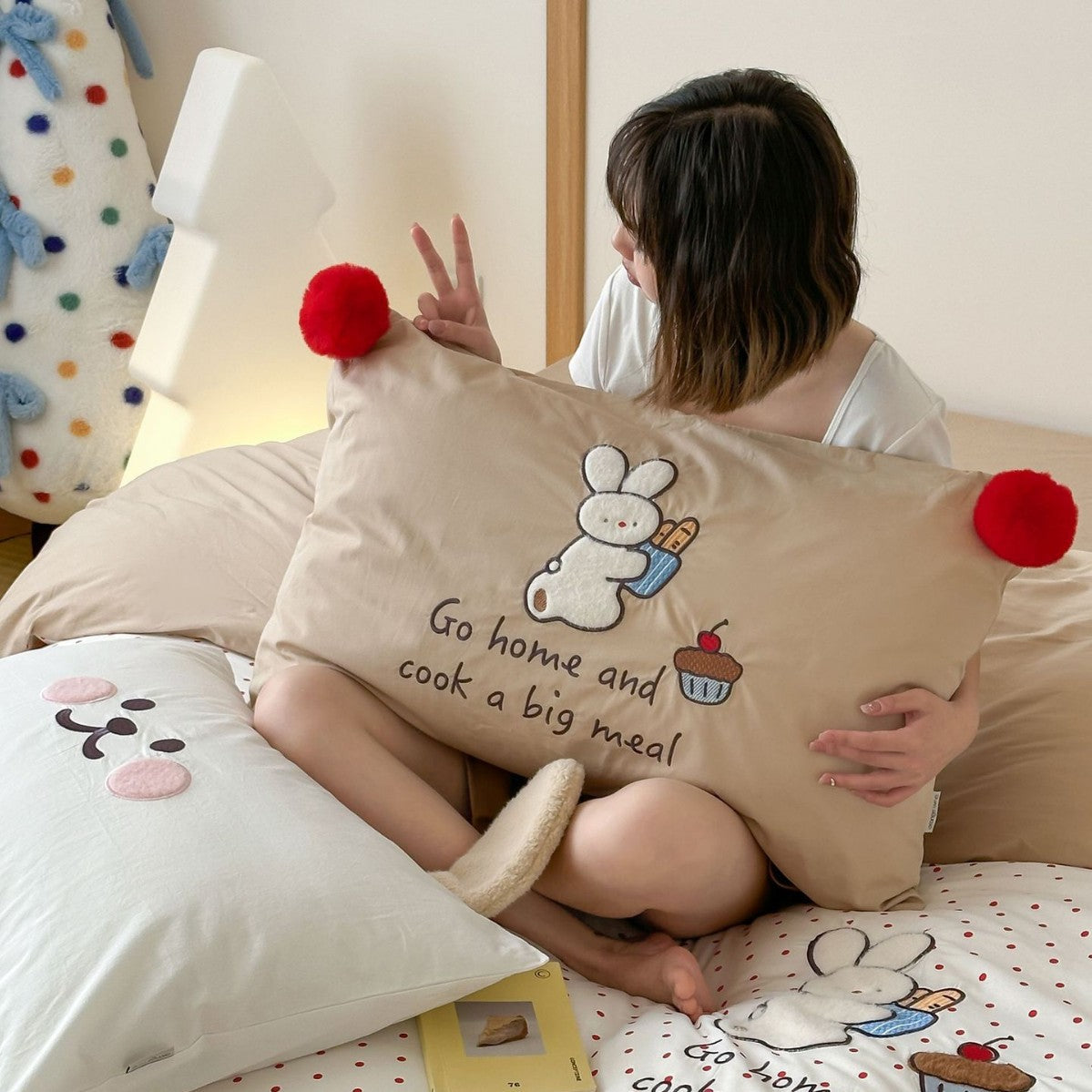 Süßes Polka-Dot-Baumwoll-Bettbezug-Set mit Cartoon-Hasen-Stickerei und roten Pompon-Tasseln