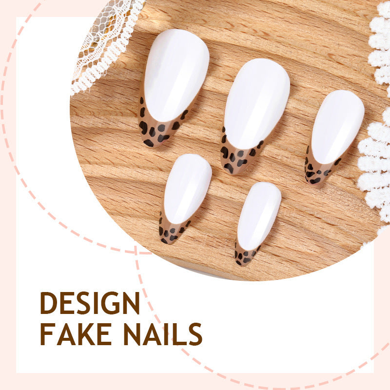 Kunstnagelset mit eleganten Designelementen Brehn