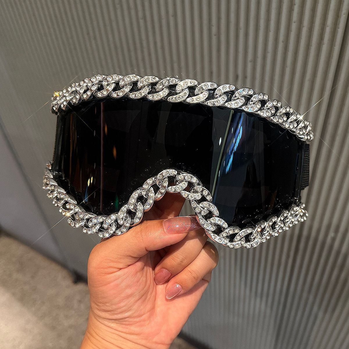 Damen Sportlich elegante Skibrille mit strassverziertem Rahmen Brehn