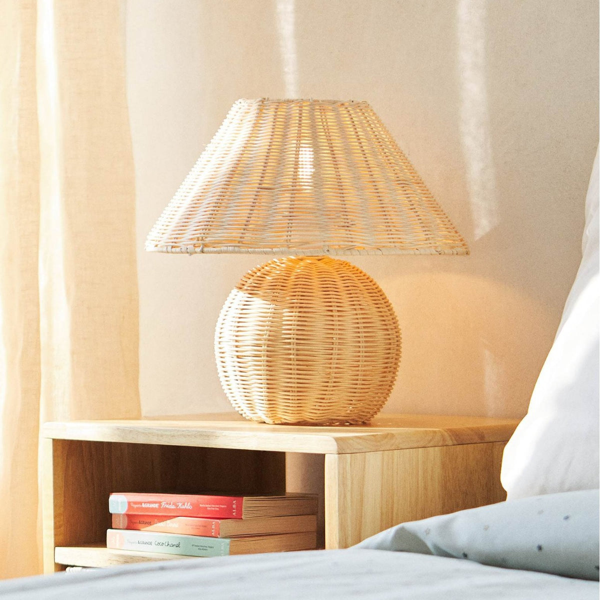 Handgefertigte Rattan-Tischlampe Brehn