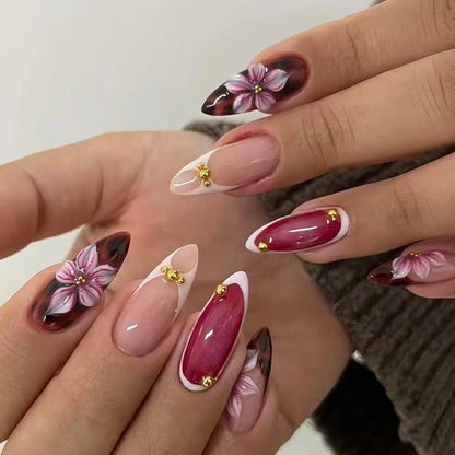 Kunstvoller Nagelspitzen Set mit Blattakzenten Brehn