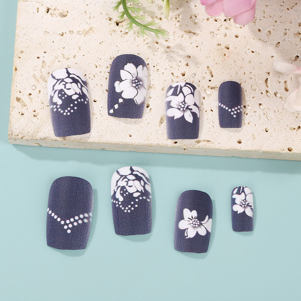 Kunstnägel mit eleganten floralen Designs Brehn