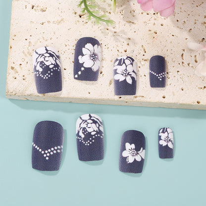 Kunstnägel mit eleganten floralen Designs Brehn