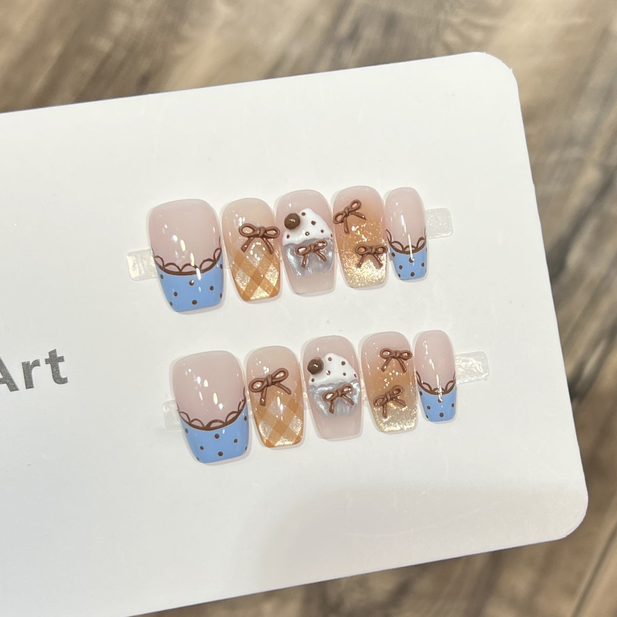 Dekoratives Press-On Nagelkunst Set mit charmanten Schleifenakzenten Brehn