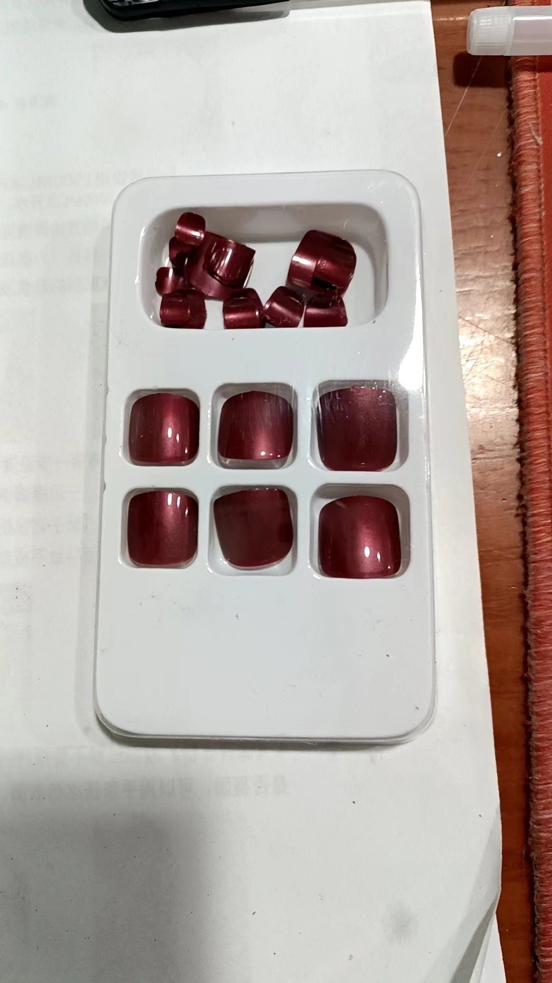 Premium Glänzendes Press-On Nagelset mit Dekorativen Akzenten Brehn