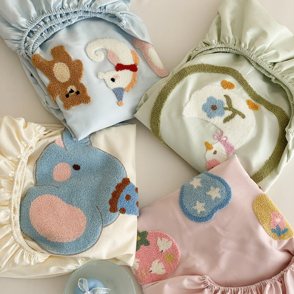 Besticktes Stretch-Spannbettlaken-Set mit Applikationsente und passenden Kissen