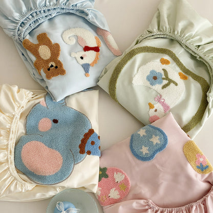 Besticktes Stretch-Spannbettlaken-Set mit Applikationsente und passenden Kissen