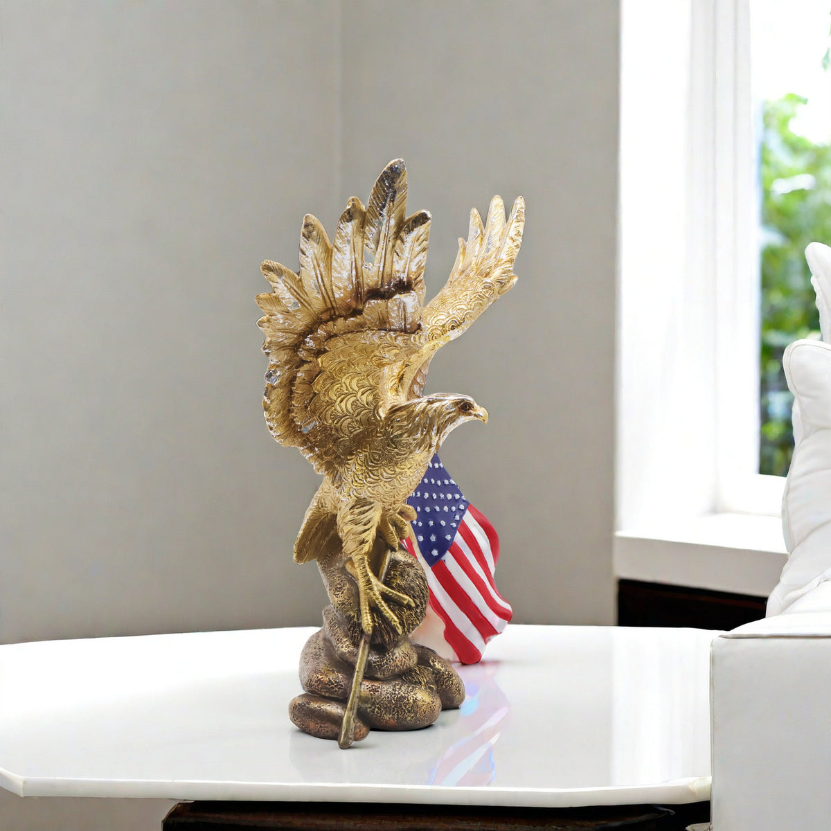 Elegante Gartenfigur mit Adler auf Baumstamm Brehn