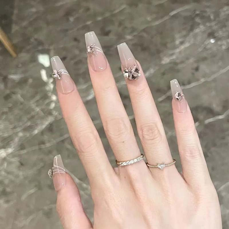 Kunstnagelset mit filigranen Verzierungen und glamurösen Akzenten Brehn
