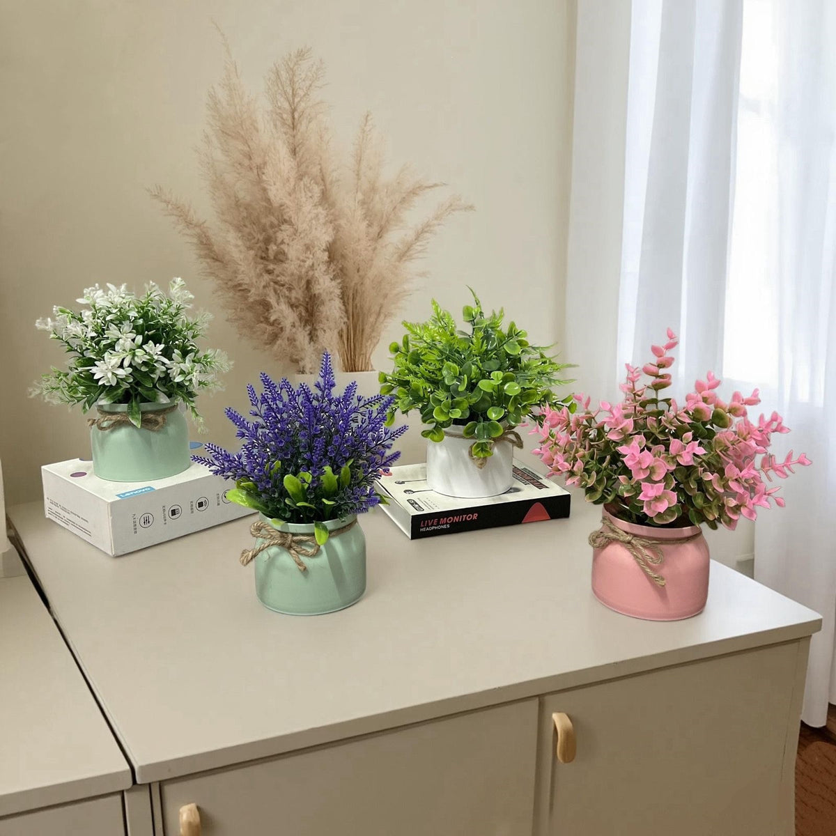 Künstlerisches Kunstblumenarrangement
