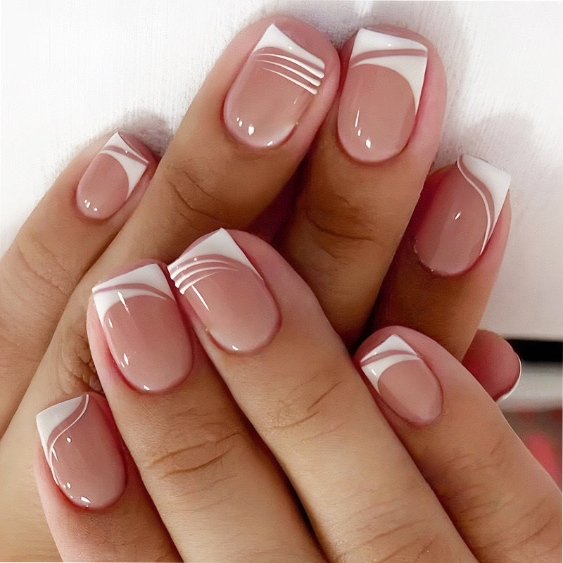 Kunstnagelset mit elegantem French Nail Design und modernen Linien Brehn
