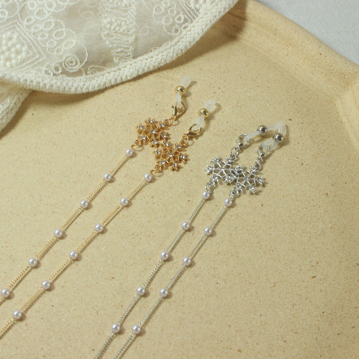Elegante Brillenhalterkette mit Perlen und Schneeflockenanhänger Brehn