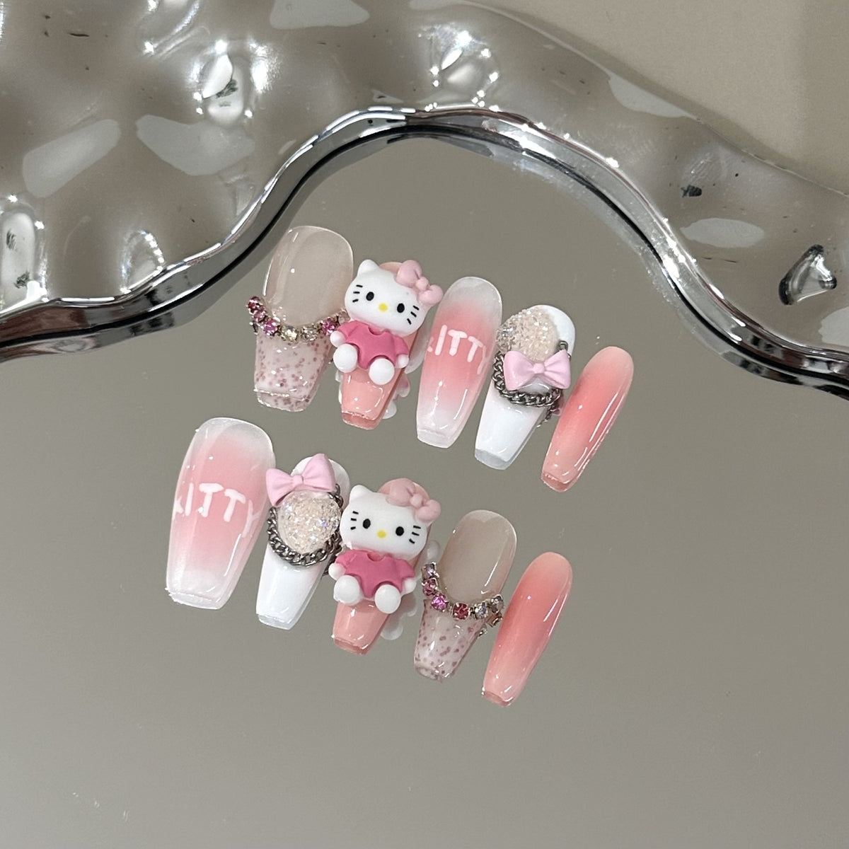 Verspielte Kitty-Themen Press-On Nagelkollektion