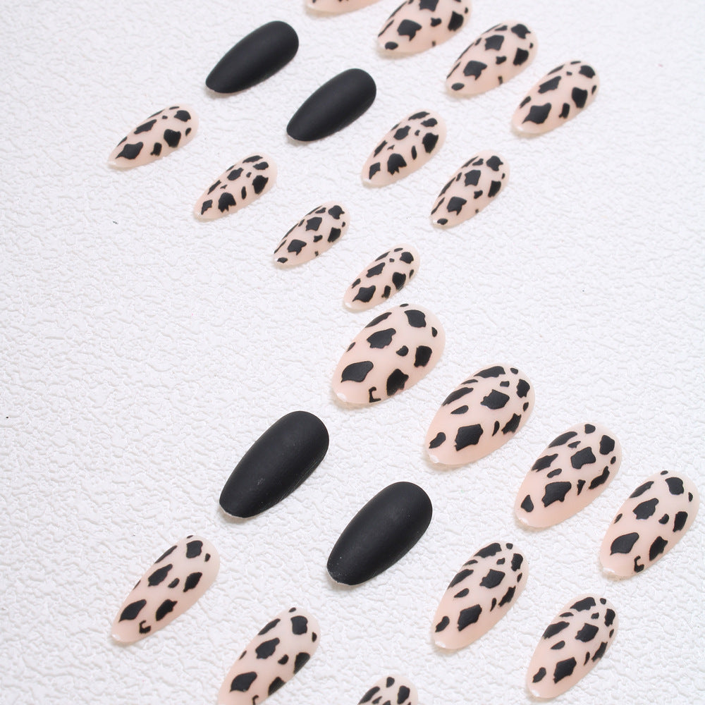 Künstlerische Stiletto Press-On Nägel mit Leoparden Design Brehn