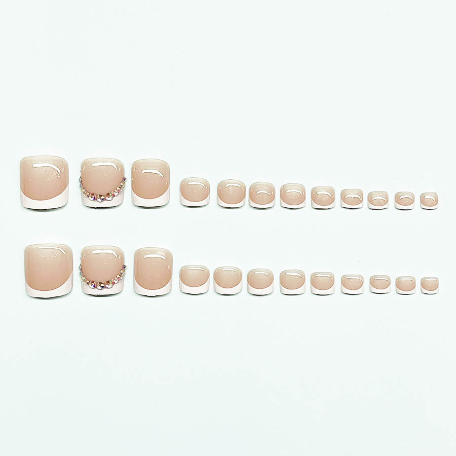 Fußnagelkunst-Set mit eleganter französischer Spitzenverzierung und Glitzerakzenten Brehn