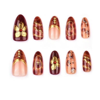 Künstlerisches Press-On-Nagelset mit goldenen Verzierungen Brehn