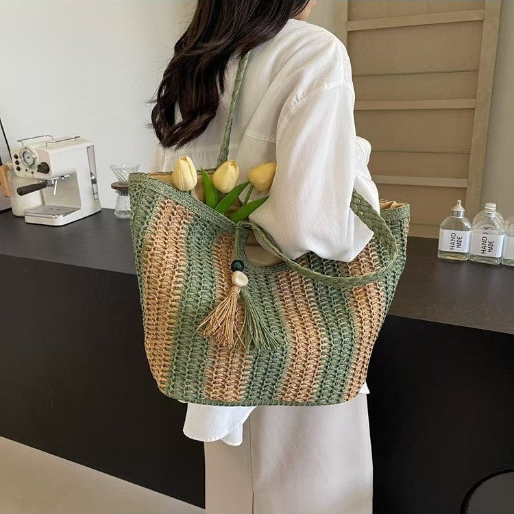 Handgefertigte Basttasche mit Eleganten Quasten und Detailreicher Struktur Brehn