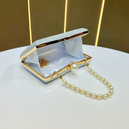 strass-verzierte Abendtasche