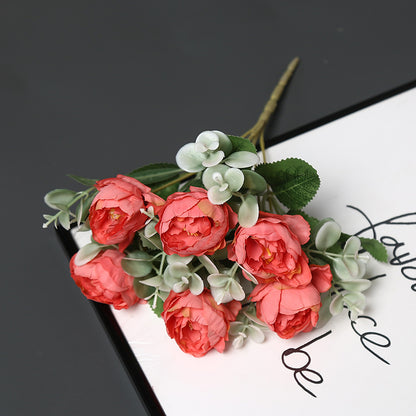 Dekorative Blumenarrangement für Tischdekoration