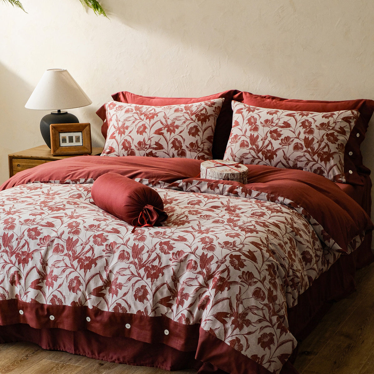 Gewebte Bettwäschegarnitur aus Baumwoll‑Leinen‑Mix mit dekorativem Blumenjacquard und feiner Kissenblende