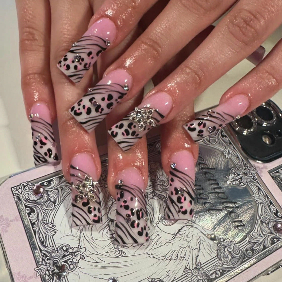 Kunstvolle Nagelkunst mit Zebramuster und Glitzerakzenten Brehn