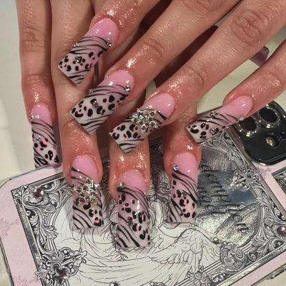 Kunstvolle Nagelkunst mit Zebramuster und Glitzerakzenten Brehn