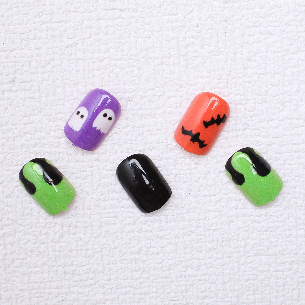Nagelkunstset mit Halloween-Motiven und kreativen 3D-Akzenten Brehn