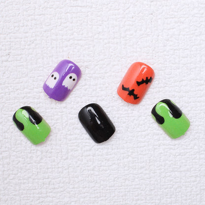 Nagelkunstset mit Halloween-Motiven und kreativen 3D-Akzenten Brehn