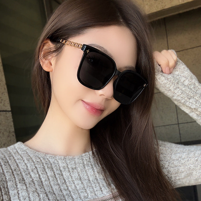 Damen Modische Sonnenbrille mit hochwertigem Kettendetail Brehn