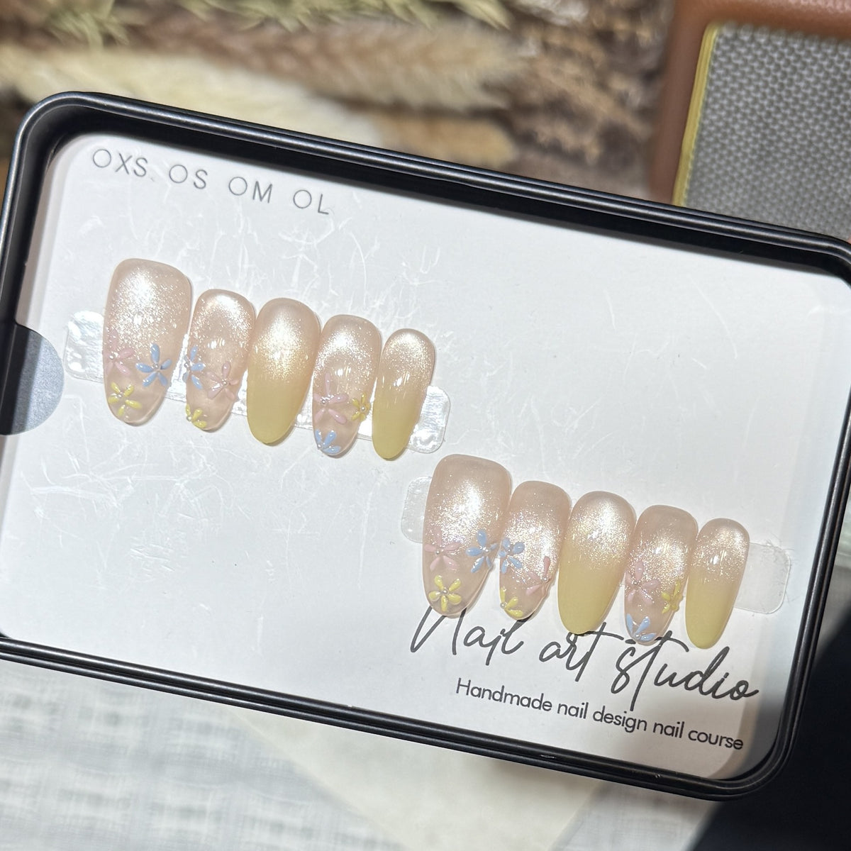 Stilvolles Press-On-Nagelset mit floralem Design Brehn