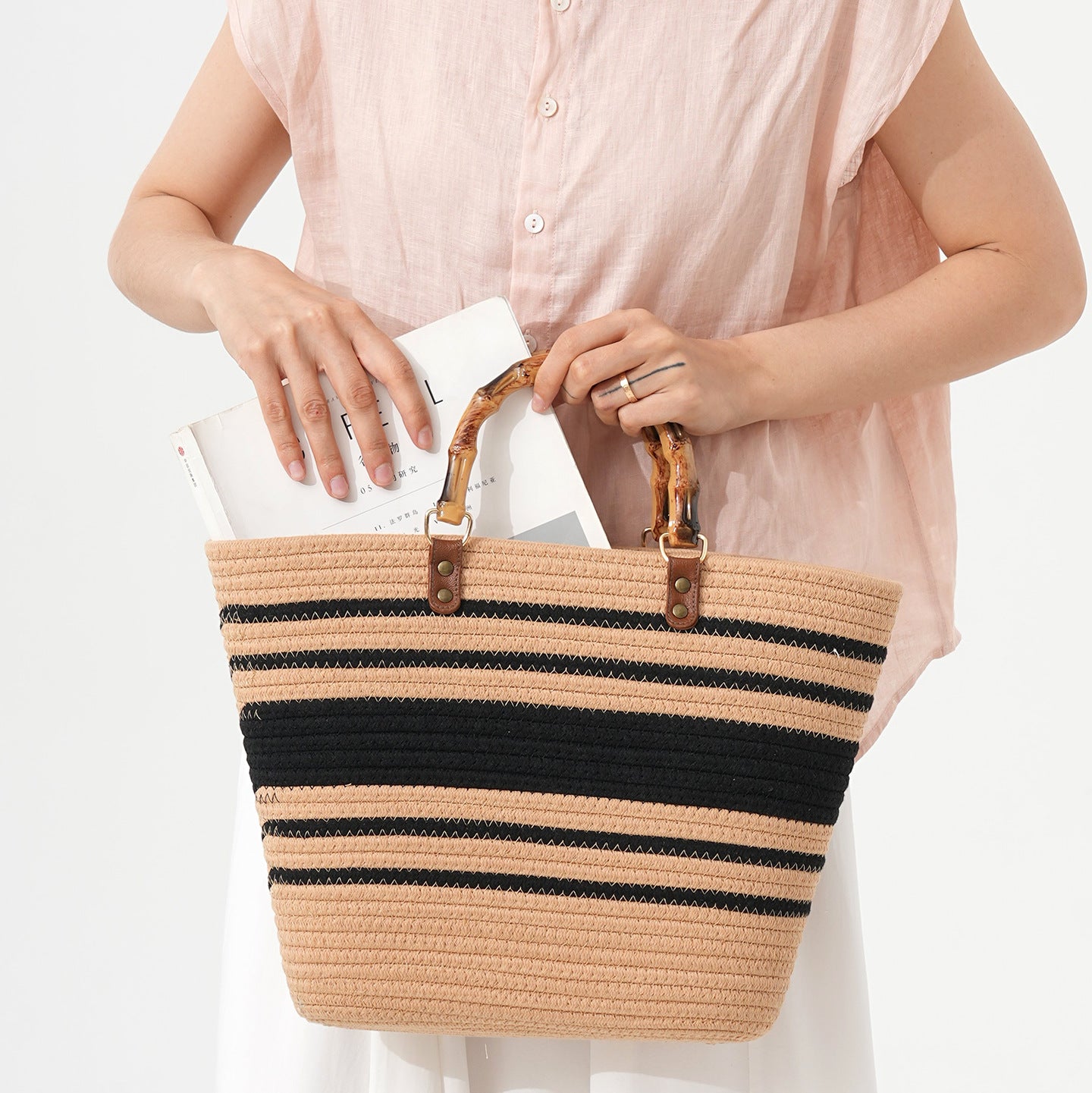 Strandtasche mit Bambusgriffen und Gestreiftem Design Brehn
