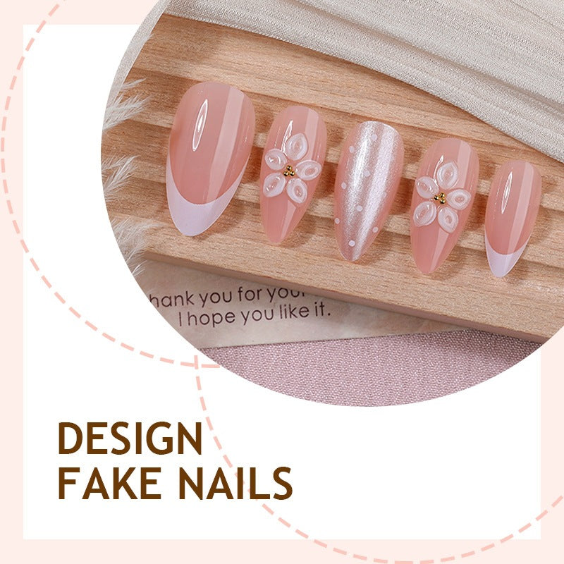 Kunstnagelset mit eleganten französischen Spitzen und zarten Blütenakzenten Brehn