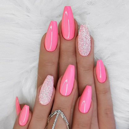 Elegante Stiletto Press-On Nagelkunst mit Strass-Akzenten Brehn