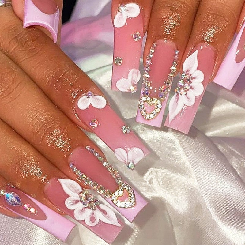 Glamouröses Kunstnagelset mit funkelnden Strass- und Kreuzverzierungen Brehn