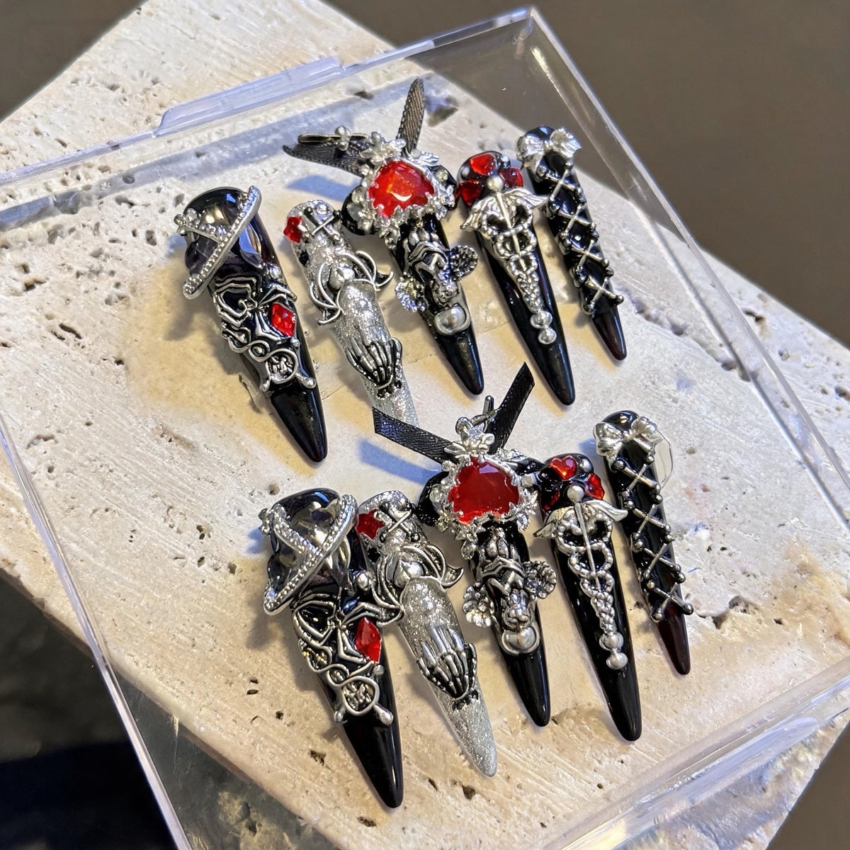 Dekorative von der Gotik inspirierte Nagelkunstspitzen