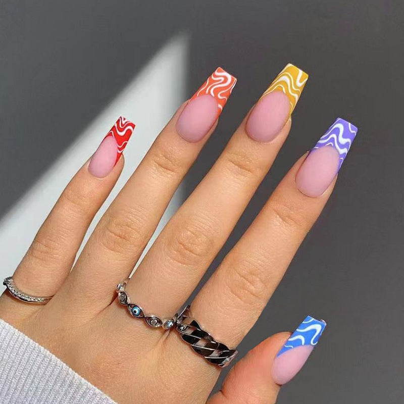 Kunstvolle Nagelverlängerungen mit modernem Farbmuster Brehn