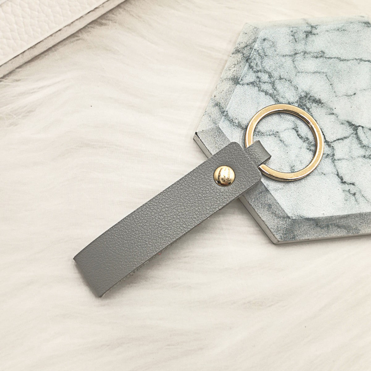 Unisex Schlüsselanhänger aus hochwertigem Kunstleder mit eleganter Metallverzierung Brehn