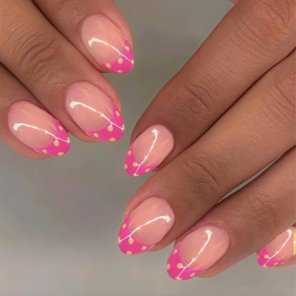 Kreatives Nageldesign Set mit Punkten und elegantem French Look Brehn