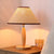 Stilvolle Tischlampe mit Holzfuß