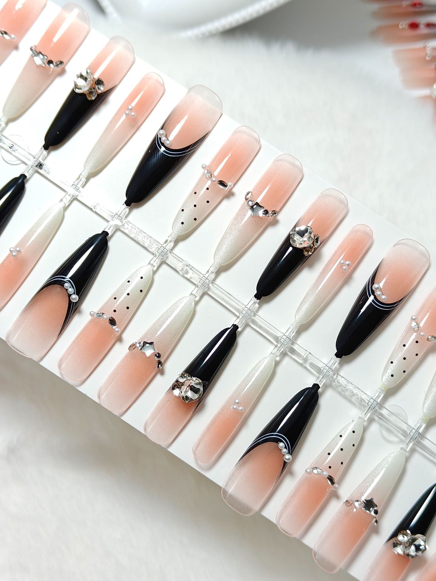 Elegante Kunstnägel mit Glitzer-Akzenten und Modischem Design Brehn