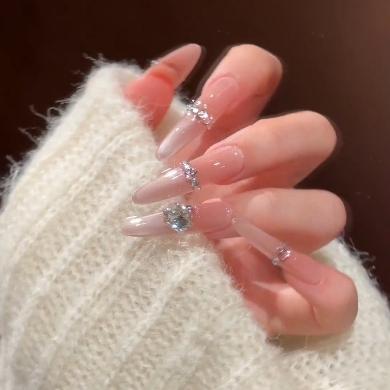 Glamouröse mit Strass veredelte Nagelverlängerungen Brehn