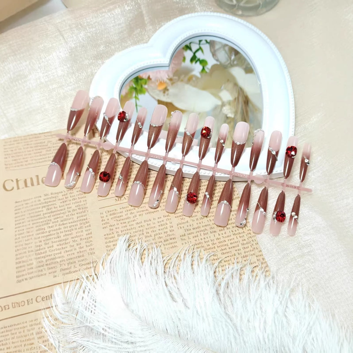 Kunstnägel mit luxuriösen 3D-Verzierungen und Glamourösen Akzenten Brehn