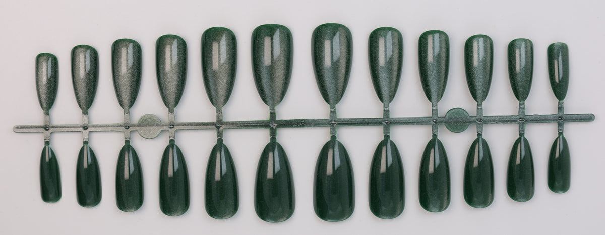 Kunstnagelset mit schimmernden Designs Brehn