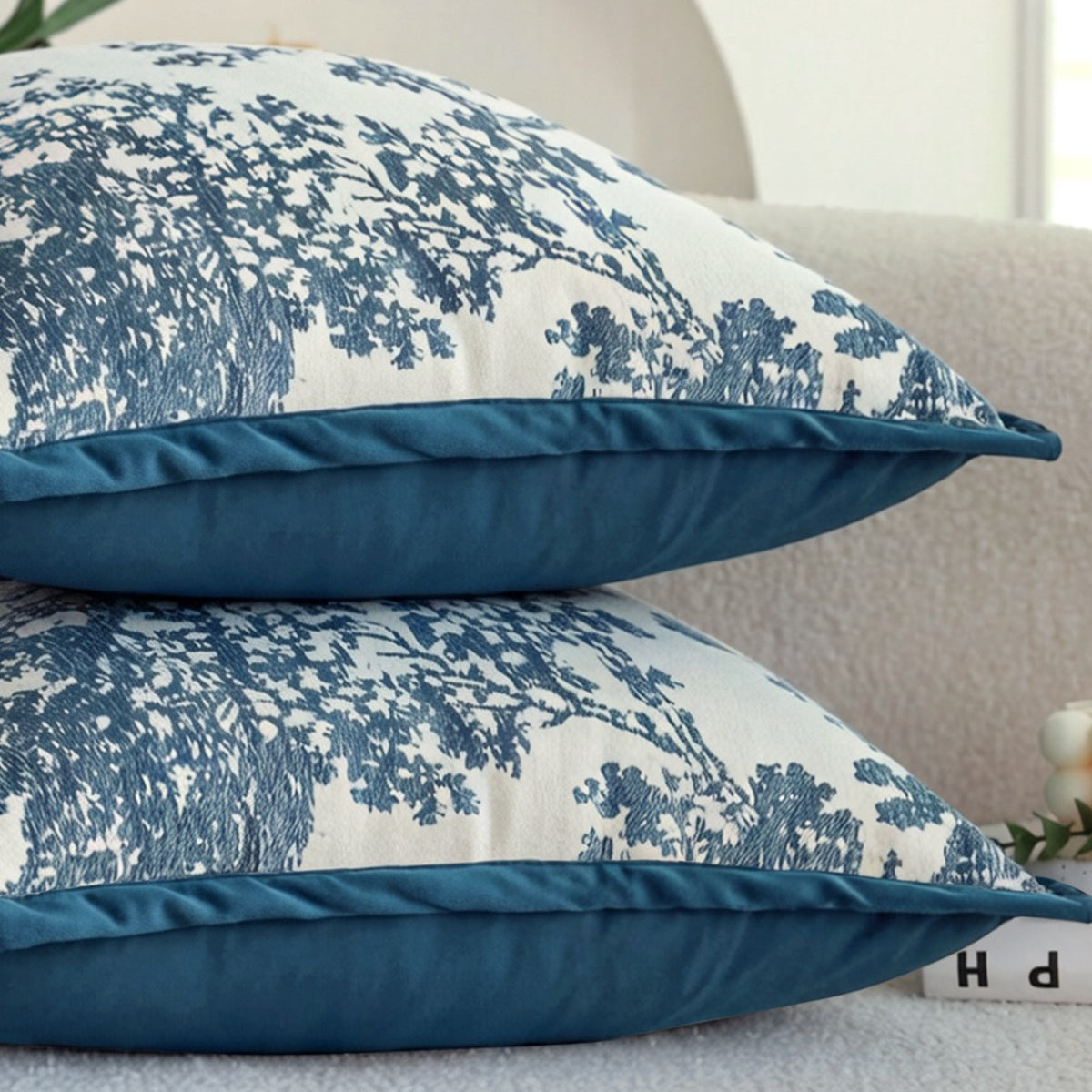 Quadratischer Kissenbezug mit feinem Toile‑Jacquard und seidiger Kederkante Brehn