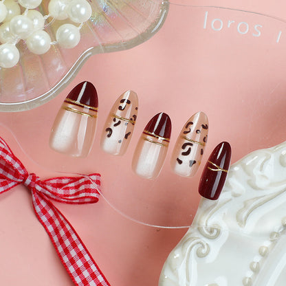 Elegantes Press-On-Nagelset mit geometrischen und metallischen Designs