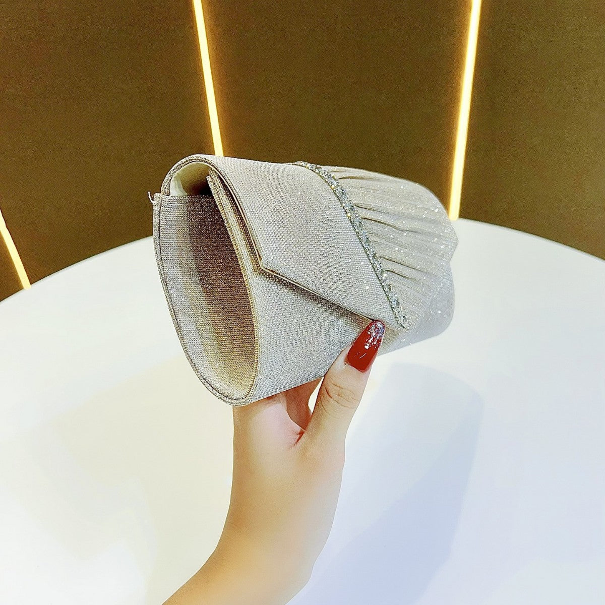Falten-Abend-Clutch mit Kristallakzent