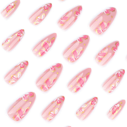 Kunstvolle Nagelkunst mit eleganten Blütenmotiven und Goldakzenten Brehn