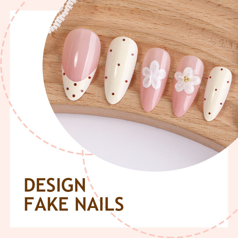 Kreatives Kunstnagelset mit floralen Akzenten und Glitzer Brehn