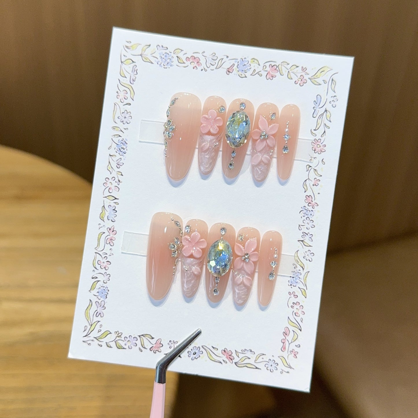 Künstliche Kunstnägel mit Floralen Verzierungen und Glitzerdetails Brehn